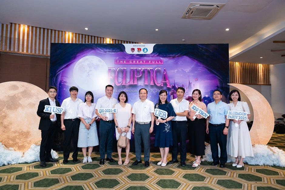 Ban Giám hiệu, thầy cô các Khoa viện vui mừng tham gia tri ân các sinh viên năm cuối