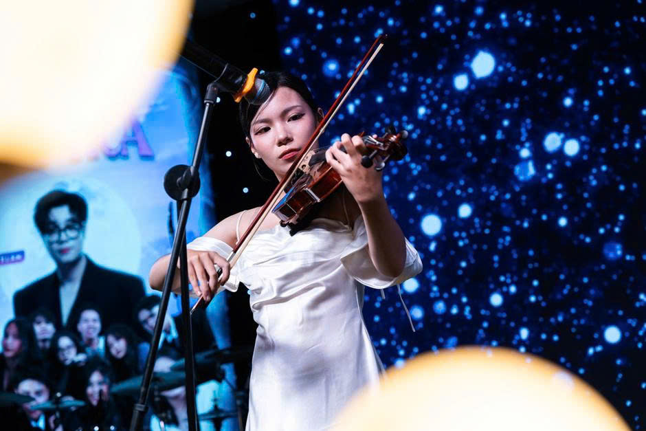 Những nốt nhạc violin da diết nhẹ nhàng được vang lên trong chương trình 