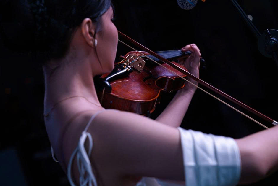 Những nốt nhạc violin da diết nhẹ nhàng được vang lên trong chương trình 