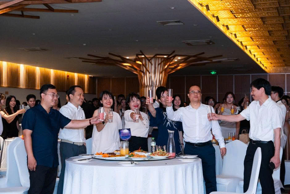 Nghi thức nâng ly trưởng thành của thầy cô và toàn thể sinh viên tham dự