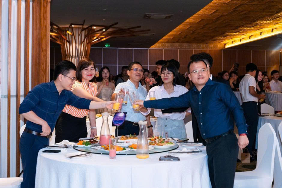 Nghi thức nâng ly trưởng thành của thầy cô và toàn thể sinh viên tham dự