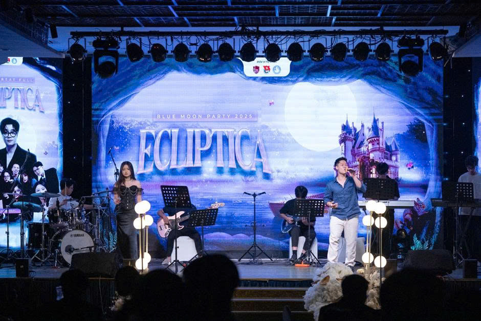 Band nhạc HaNoiSol chơi những bản nhạc sôi động tạo không khí cho chương trình