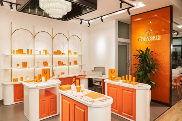 A room with orange and white furnitureAI-generated content may be incorrect.
